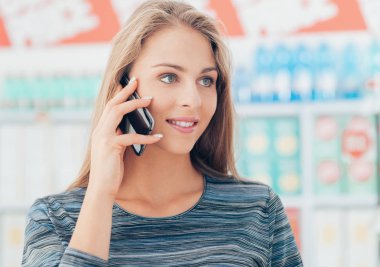 telefon görüşmesi olan kadın