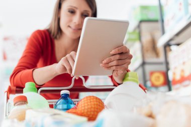 Tablet kullanarak alışveriş kadın
