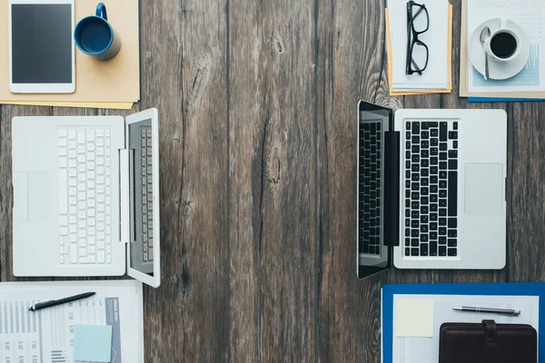 Espaço de trabalho de escritório com laptops — Fotografia de Stock