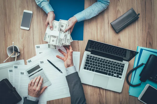 Mujer de negocios dando paquetes de dólares — Foto de Stock