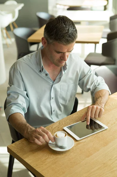 Mann frühstückt im Café — Stockfoto