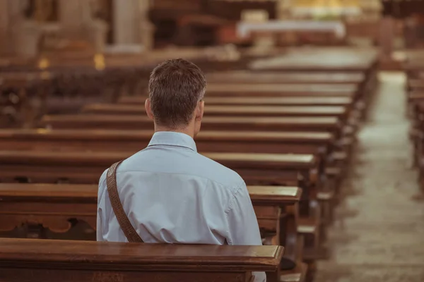 Hombre sentado en un banco en la iglesia —  Fotos de Stock