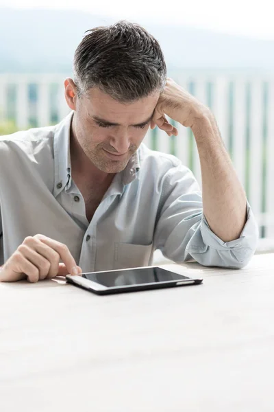 Digitális tabletet használó férfi — Stock Fotó