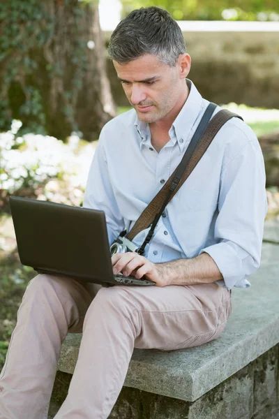 El hombre trabajando con el ordenador portátil —  Fotos de Stock