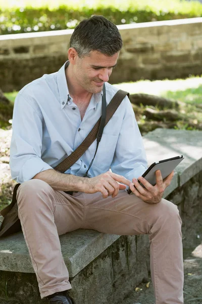 Man at park using tablet — Stock Photo, Image