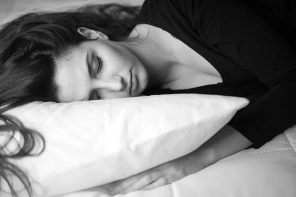 Frau schläft auf Bett — Stockfoto