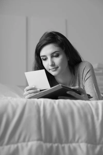 Menina assistindo fotos antigas — Fotografia de Stock