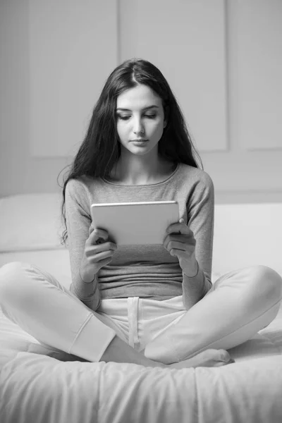 Mujer usando tableta — Foto de Stock