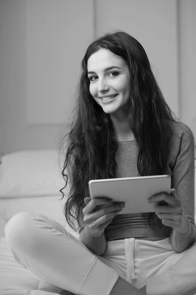 Vrouw die digitale tablet gebruikt — Stockfoto