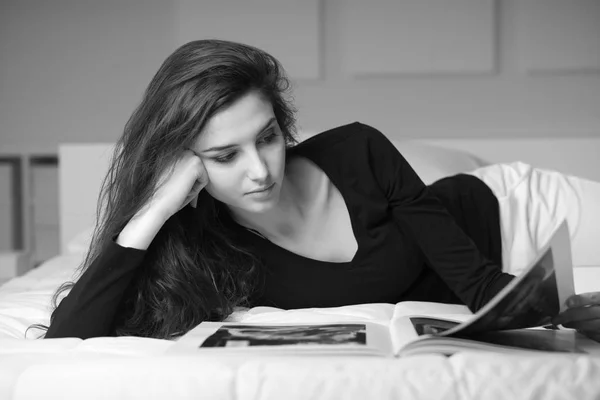 Ελκυστική γυναίκα διαβάζοντας ένα περιοδικό — Φωτογραφία Αρχείου