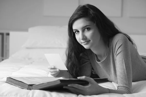 Chica viendo fotos viejas — Foto de Stock