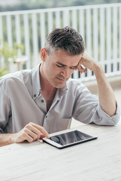 Man using digital tablet — Stock Photo, Image