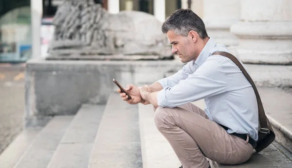 Man using  smartphone — Stock Photo, Image