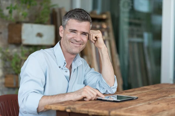 Man using digital tablet — Stock Photo, Image