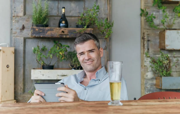 Homme ayant de la bière dans un pub rustique — Photo