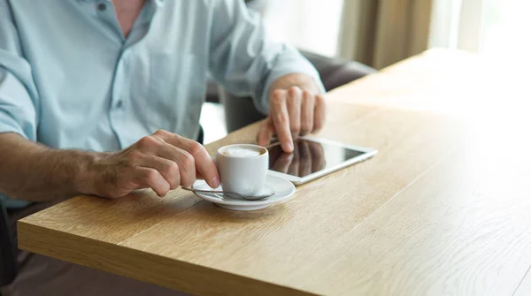 Homem tomando café da manhã no café — Fotografia de Stock