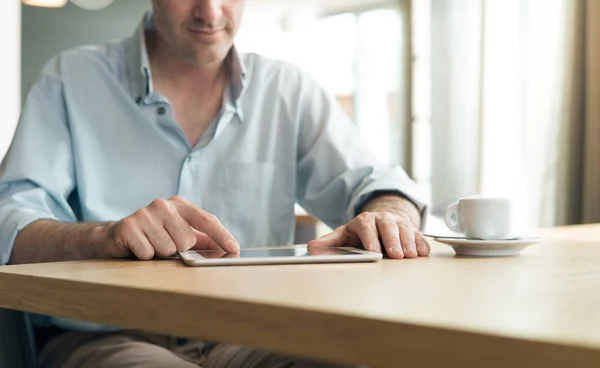 Man met ontbijt in café — Stockfoto