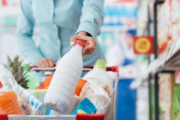 Compra de comestibles en el supermercado —  Fotos de Stock