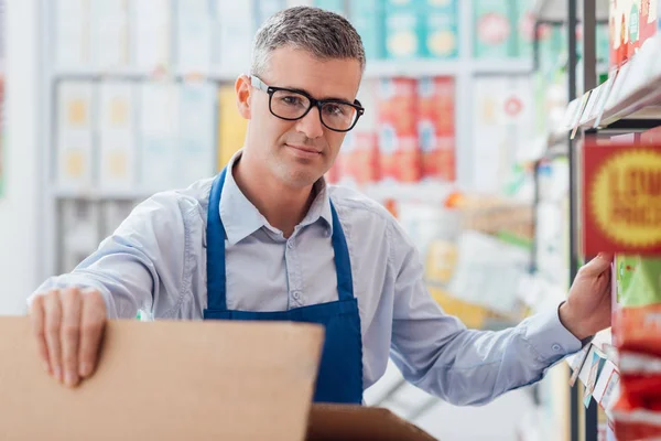 Süpermarket katip rafta öğeleri sıralama