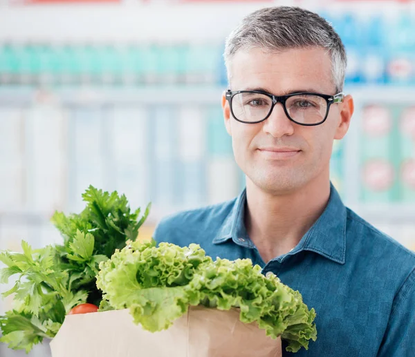 店で野菜を買う男 — ストック写真