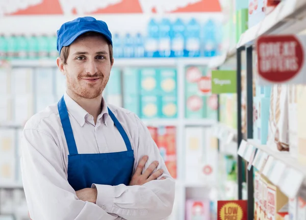Supermarket úředník pózuje v nákupní centrum — Stock fotografie