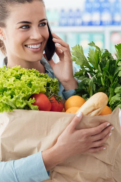 Vrouw doet boodschappen — Stockfoto