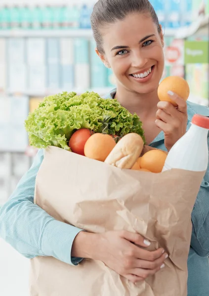 Jonge vrouw doen boodschappen — Stockfoto