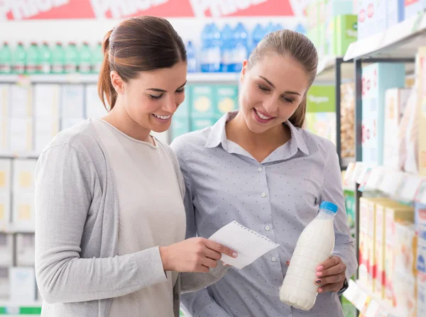 Frauen kaufen gemeinsam im Supermarkt ein — Stockfoto
