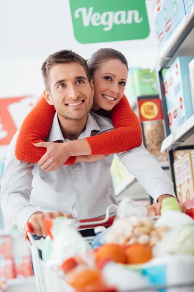 Pareja haciendo compras de comestibles juntos —  Fotos de Stock