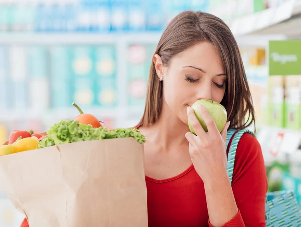 Vrouw die supermarkt tas met groenten — Stockfoto