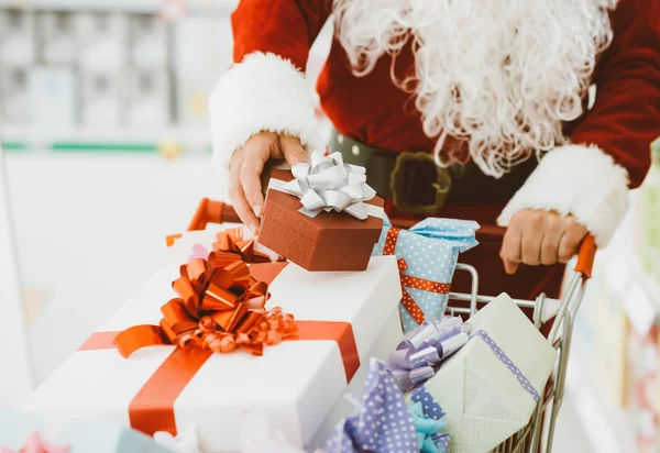 Shopping di Babbo Natale al supermercato — Foto Stock