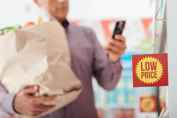 Man shopping at supermarke — Stock Photo, Image