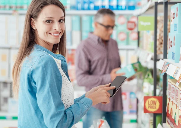 Alışveriş ve smartphone kullanarak kadın