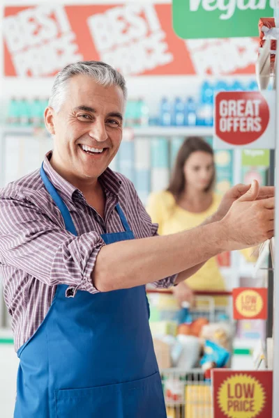 Employé de supermarché au travail — Photo