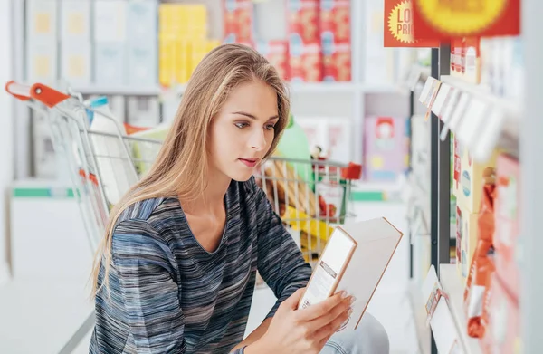 Jovem mulher fazendo compras de supermercado — Fotografia de Stock