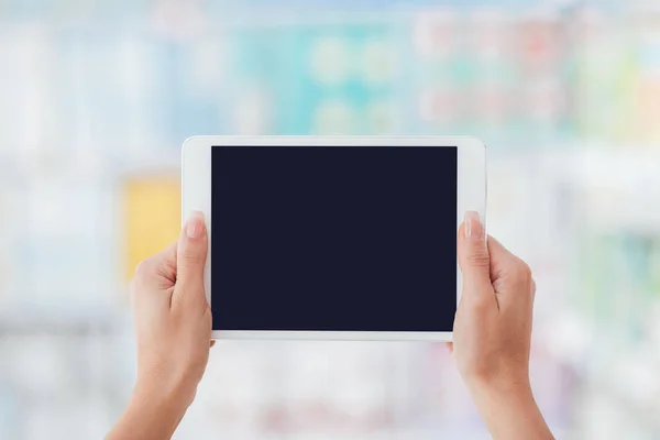 Female hands holding tablet — Stock Photo, Image