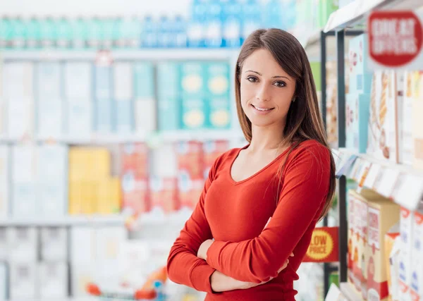 Vrouw winkelen bij de supermarkt — Stockfoto