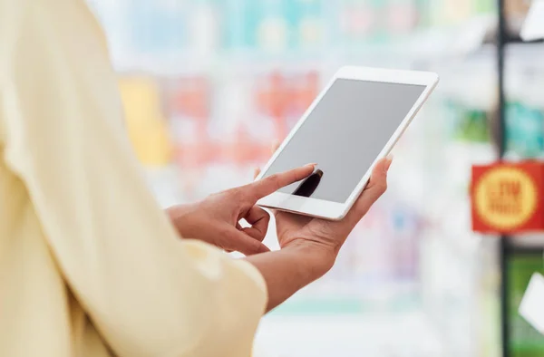 Mujer comprobar ofertas en tableta digital —  Fotos de Stock