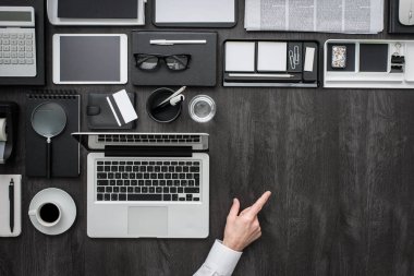 Ofiste çalışan bir işadamı. 