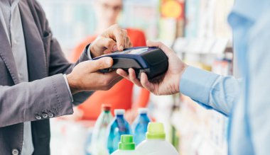 Kredi kartıyla ödeme yapan adam.