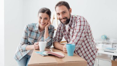 Genç çift evime taşınmaya