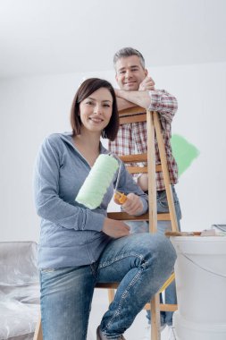 Mutlu çift yenilenen evi