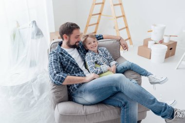 Baba ve oğul rahatlatıcı gülümseyen 