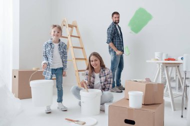 Aile ev makyaj yapıyor