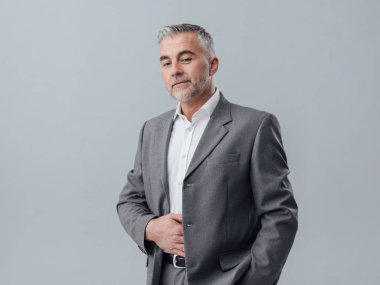 Kendine güvenen işadamı poz 