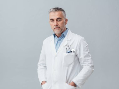 Kendine güvenen doktor poz