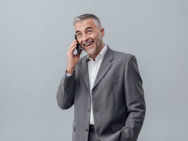 kendinden emin gülümseyen iş adamı 