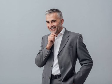 çene üzerinde el ile gülümseyen iş adamı