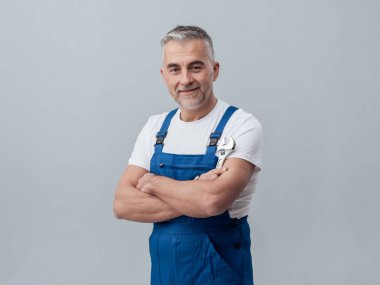 Tesisatçı geçti silah ve bir İngiliz anahtarı ile