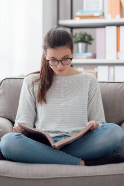 Evde eğitim gözlük ile akıllı kız